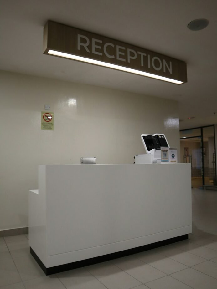 Hotel Telephone Operator Job Description: Free Template, Duties & Hiring Test 1 Modern hotel reception counter